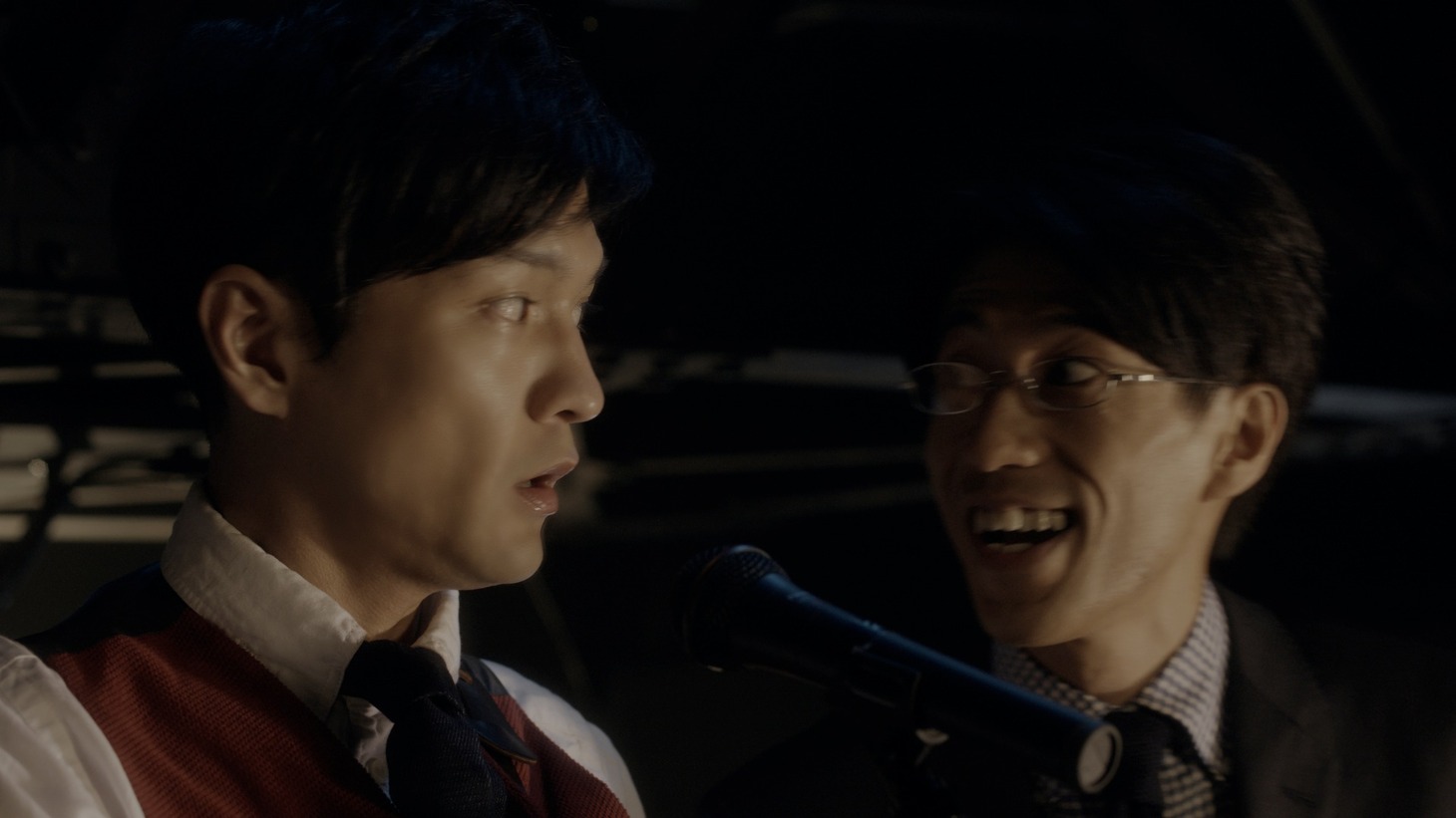 「ホットペッパーグルメ」新CM「安いけど」編のワンシーン。