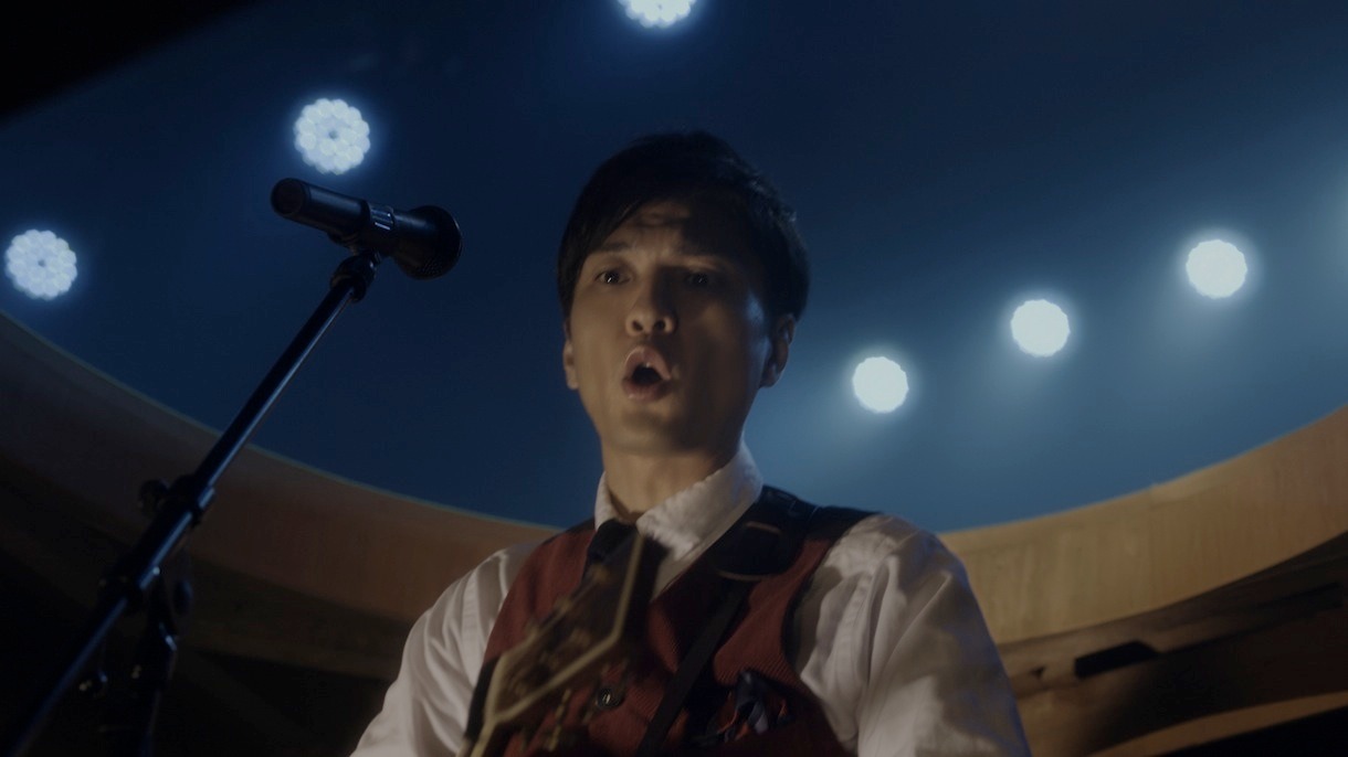 「ホットペッパーグルメ」新CM「高すぎる」編のワンシーン。