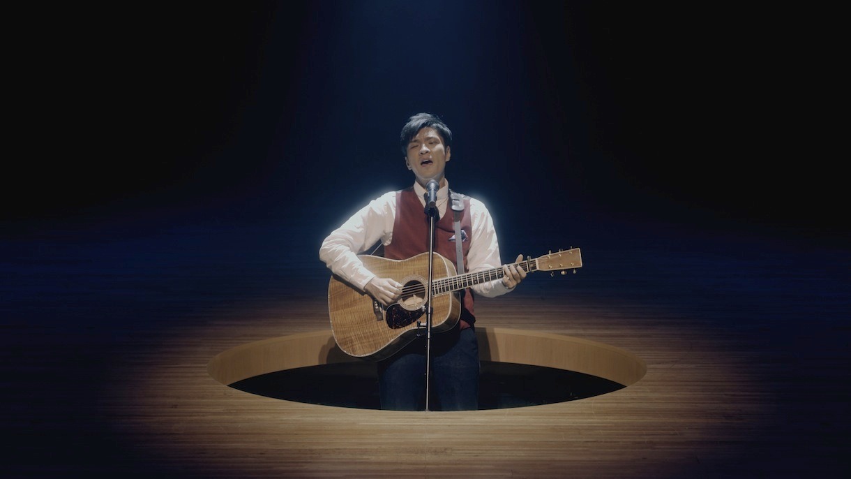 「ホットペッパーグルメ」新CM「高すぎる」編のワンシーン。