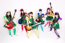 ナタリーPower Pushで展開中の「ロックスミス2014」特集ではチームしゃちほこのメンバーが本物のギターを使ったゲームプレイに挑戦している。