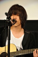 映画「ルームメイト」完成披露試写会での弾き語りライブの様子。(c)2013「ルームメイト」製作委員会