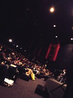 映画「ルームメイト」完成披露試写会での弾き語りライブの様子。(c)2013「ルームメイト」製作委員会