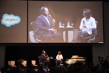 「Customer Company Tour Japan」トークセッション中のマーク・ベニオフとYOSHIKI。