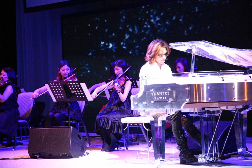 「Customer Company Tour Japan」でクリスタルピアノを演奏するYOSHIKI。