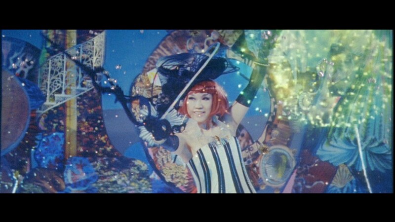 松任谷由実「Babies are popstars」のPVのワンシーン。