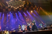 ランウェイを練り歩き、お菓子をばら撒くHALLOWEEN JUNKY ORCHESTRA。（撮影：緒車寿一、田中和子）