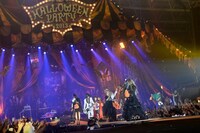 ランウェイを練り歩き、お菓子をばら撒くHALLOWEEN JUNKY ORCHESTRA。（撮影：緒車寿一、田中和子）