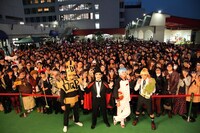 ファンと記念撮影を楽しむムック。（撮影：田中伸二）