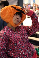 ラジオ公開収録の罰ゲームでかぼちゃをかぶらされた安藤ゆず。