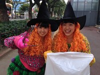 イベント本番前には安藤ゆず（左）と伊藤千由李（右）の2人が名古屋テレビ塔の周りを掃除して回った。題して「くりーんくりーん大作戦」。