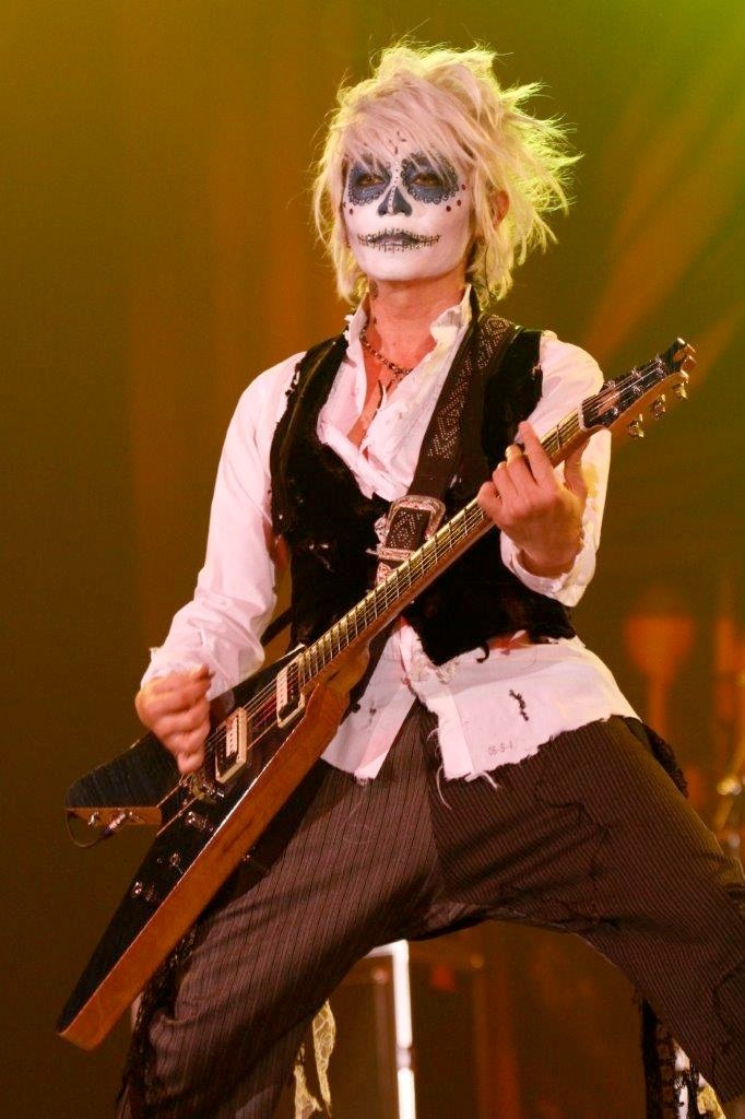 初日とは髪色も変えライブに挑んだK.A.Z。（撮影：緒車寿一、田中和子）