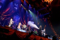 「Penalty Waltz」演奏中のHALLOWEEN JUNKY ORCHESTRA。（撮影：緒車寿一、田中和子）