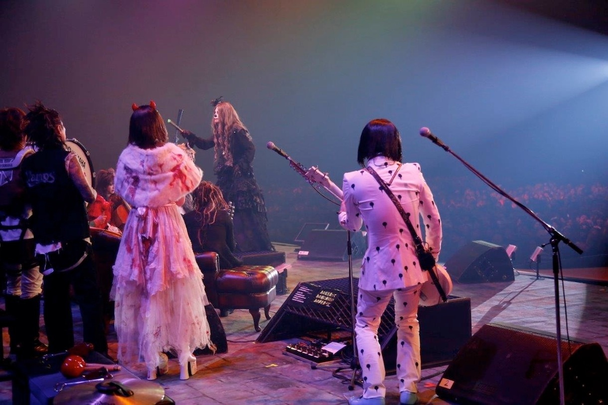 「Penalty Waltz」演奏中のHALLOWEEN JUNKY ORCHESTRA。（撮影：緒車寿一、田中和子）