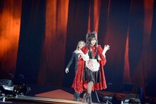 ファッションショー「HALLOWEEN COLLECTION」ROLLYと分島花音。（撮影：緒車寿一、田中和子）