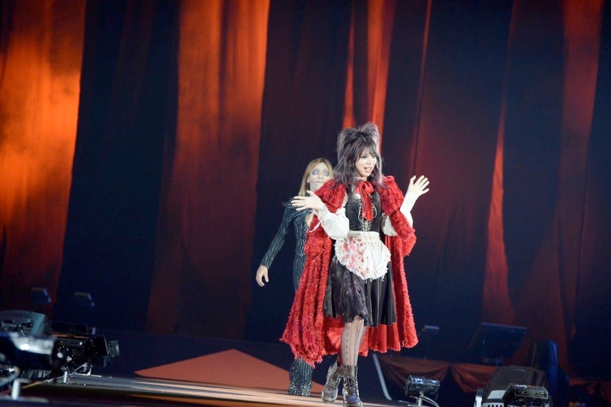 ファッションショー「HALLOWEEN COLLECTION」ROLLYと分島花音。（撮影：緒車寿一、田中和子）
