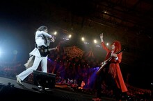 向かい合わせでギターを鳴らすTAKUROとShinji。（撮影：緒車寿一、田中和子）