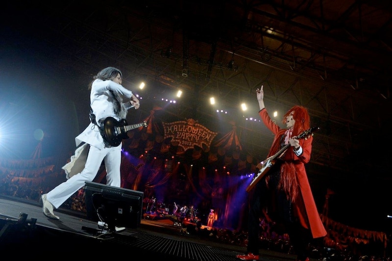 向かい合わせでギターを鳴らすTAKUROとShinji。(撮影:緒車寿一、田中和子)