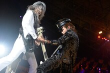 熱いセッションで魅せるTAKUROと明希。（撮影：緒車寿一、田中和子）