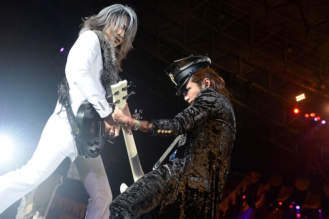 熱いセッションで魅せるTAKUROと明希。（撮影：緒車寿一、田中和子）