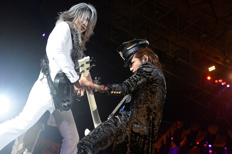 熱いセッションで魅せるTAKUROと明希。(撮影:緒車寿一、田中和子)