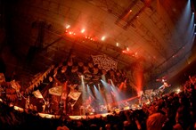 VAMPSのライブの様子。（撮影：緒車寿一、田中和子）