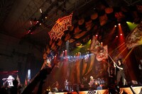 VAMPSのライブの様子。（撮影：緒車寿一、田中和子）