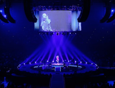 aiko「Love Like Pop vol.16.5『15周年、本当にありがとうございまし』」大阪・大阪城ホール、9月6日公演の様子。