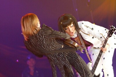 HALLOWEEN JUNKY ORCHESTRAのセッションで向かい合わせでプレイするROLLYと明希。（撮影：緒車寿一、田中和子）