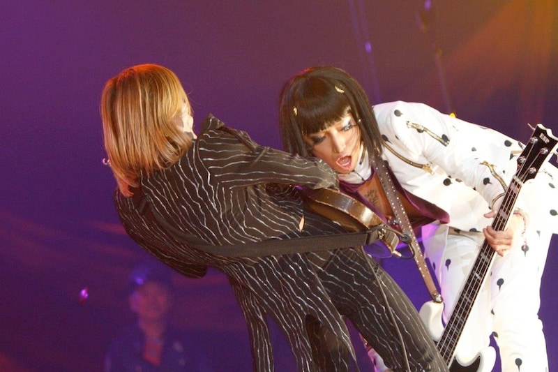 HALLOWEEN JUNKY ORCHESTRAのセッションで向かい合わせでプレイするROLLYと明希。(撮影:緒車寿一、田中和子)