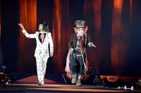 ファッションショー「HALLOWEEN COLLECTION」に飛び入りした明希と柩。（撮影：緒車寿一、田中和子）