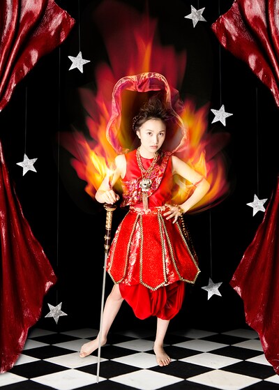 「週刊ビッグコミックスピリッツ」49号グラビア企画で不動明王に扮した百田夏菜子。