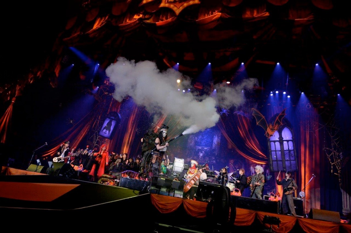 「Penalty Waltz」演奏中のHALLOWEEN JUNKY ORCHESTRA。（撮影：緒車寿一、田中和子）