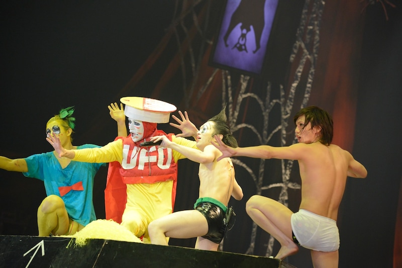 衝撃的なパフォーマンスを披露したゴールデンボンバー。(撮影:緒車寿一、田中和子)