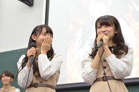 左から伊藤万理華、秋元真夏。