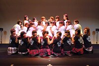 「LinQ ちかっぱ全国ツアー2013 ～新たな挑戦の始まり～」のTシャツを着てアピールするLinQ。