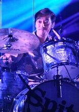 崎山龍男（Dr） （Photo by JUNJI NAITO） ※「崎」は山へんに「立」と書いて「可」の異体字が正式表記。