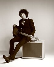 「TAXMAN TELECASTER」を持つTAXMAN（THE BAWDIES）。