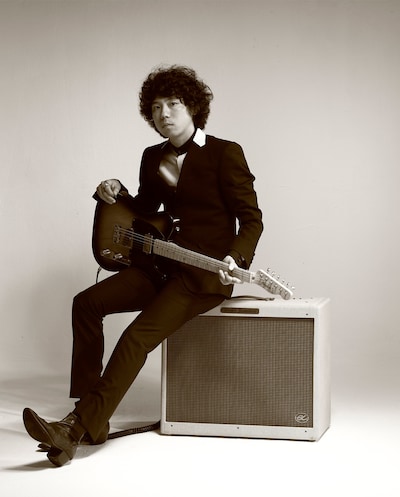 「TAXMAN TELECASTER」を持つTAXMAN（THE BAWDIES）。