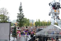 そびえ立つガンダムを前に歌うチームしゃちほこ。