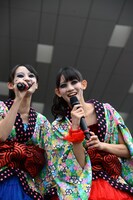 咲良菜緒（左）と秋本帆華（右）。