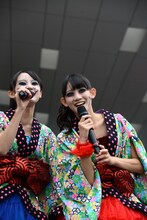 咲良菜緒（左）と秋本帆華（右）。