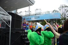 客席前方の女性優先エリアにはチームしゃちほこのステージ衣装やPVに登場する「モリリン」のコスプレをしたファンの姿も。