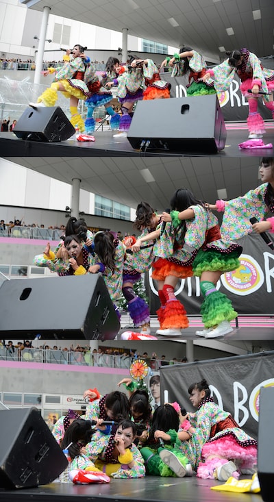 「乙女受験戦争」ではソロパートを決める伊藤千由李（黄）にゾンビ化したほかのメンバーが襲いかかる場面も。