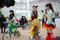 エコをテーマにしたチームしゃちほこの新曲「愛の地球祭」にちなみ、ステージ脇には発電用の自転車が。この自転車をこぐとステージ上のツリーに灯りがつき風車が回る仕組み。