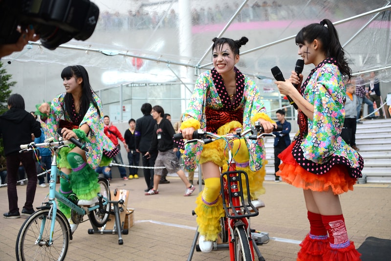 エコをテーマにしたチームしゃちほこの新曲「愛の地球祭」にちなみ、ステージ脇には発電用の自転車が。この自転車をこぐとステージ上のツリーに灯りがつき風車が回る仕組み。