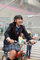 発電用自転車をこぐ奥澤レイナ。