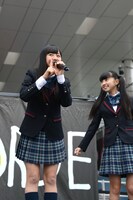 小田桐汐里（左）の自己紹介シーン。