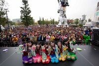 チームしゃちほこ、ライブ終了後の記念撮影。背後にはガンダムがそびえ立つ。