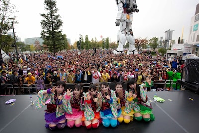 チームしゃちほこ、ライブ終了後の記念撮影。背後にはガンダムがそびえ立つ。