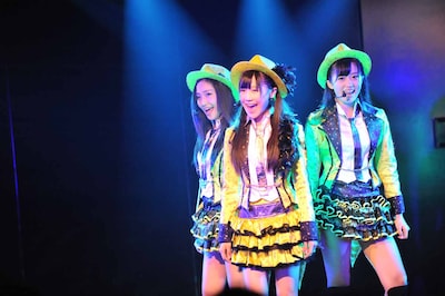 相笠萌、西野未姫、梅田綾乃によるユニット曲「Glory days」の様子。